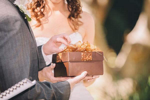 Hvordan lage en gave med penger til bryllup med egne hender?